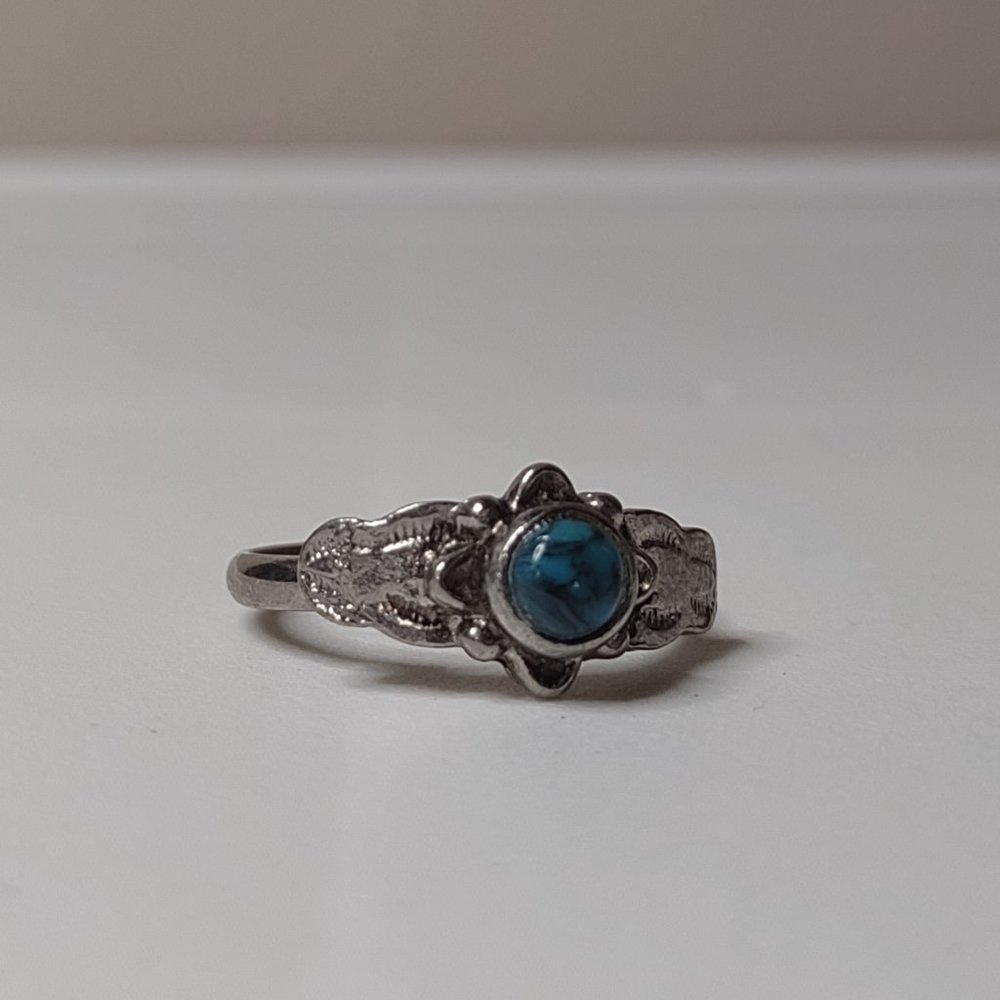 Pretty Silver Tone And Blue Ring Size 8